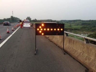 黑色太阳能导向牌 双向箭头导向标志灯交通设施图3